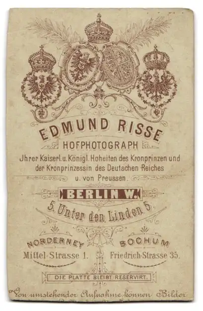 Fotografie Edmund Risse, Berlin, Unter den Linden 5, Junges Mädchen mit Amulett