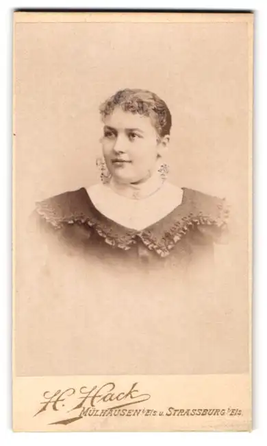 Fotografie H. Hack, Mülhausen i. Els., Illzacher-Str. 2, Junge Dame mit zurückgebundenem Haar