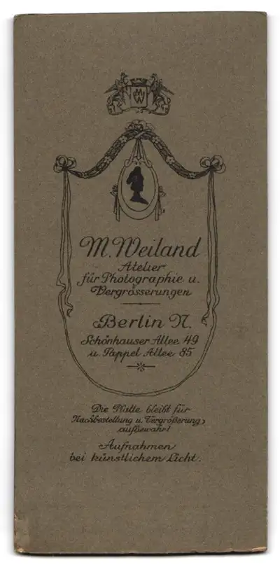 Fotografie M. Weiland, Berlin, Schönhauser Allee 49, Pappel-Allee 85, Kleines Mädchen im Kleid mit Blumenkorb