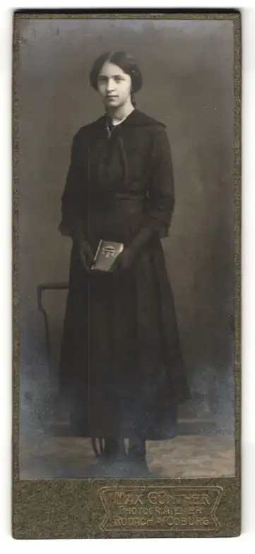 Fotografie Max Günther, Rodach /Coburg, Junge Frau im schwarzen Kleid mit Buch