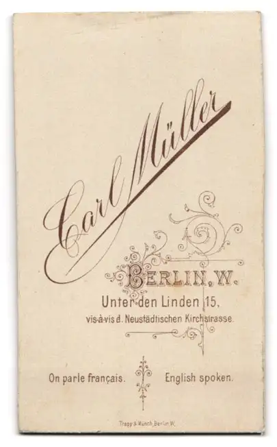 Fotografie Carl Müller, Berlin, Unter den Linden 15, Junges Paar in eleganter Kleidung