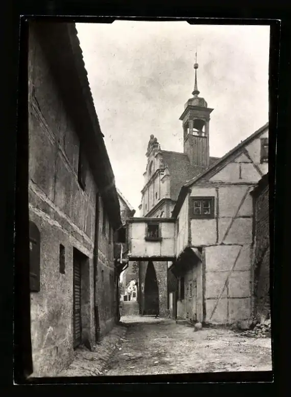 Fotografie W. Apel, Berlin, Ansicht Stargard / Pommern, Gasse am Wall-Tor mit Fachwerkhäusern