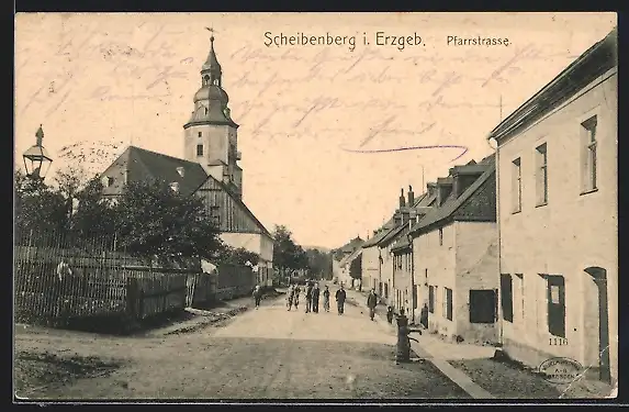 AK Scheibenberg / Erzgeb., Pfarrstrasse mit Blick zur Kirche