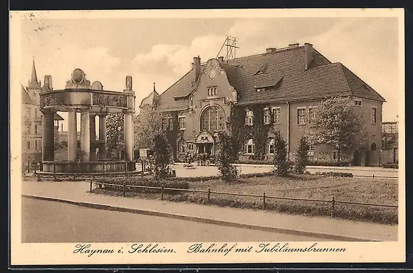 AK Haynau i. Schlesien, Bahnhof mit Jubiläumsbrunnen