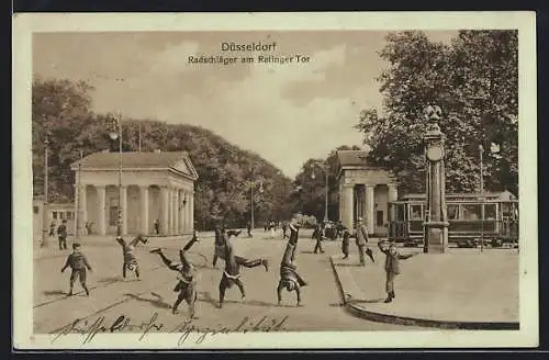 AK Düsseldorf, Radschläger am Ratinger Tor mit Strassenbahn