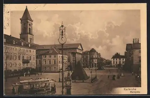 AK Karlsruhe, Marktplatz mit Strassenbahn