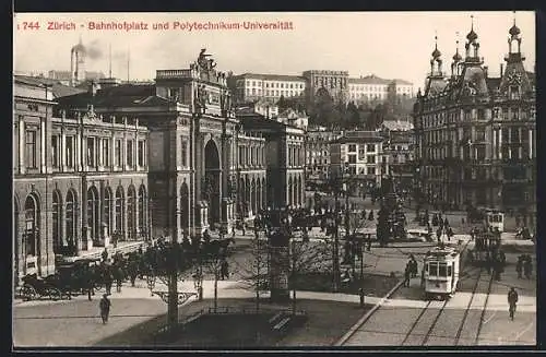 AK Zürich, Bahnhofsplatz und Polytechnikum mit Strassenbahnen und Litfasssäule