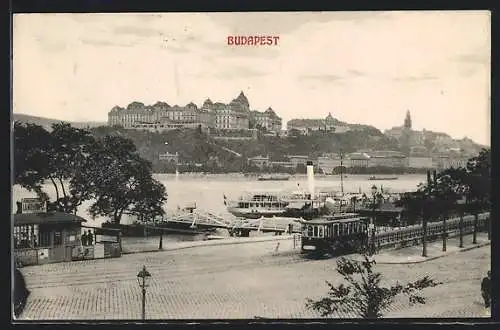 AK Budapest, Strassenbahn auf Uferstrasse mit Panoramablick