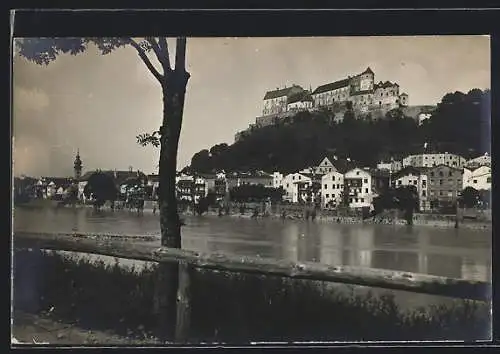 Foto-AK Burghausen /Salzach, Uferpartie mit Burg