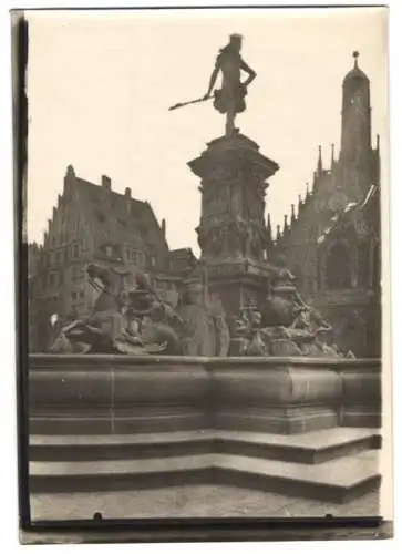 Fotografie W. Apel, Berlin, Ansicht Nürnberg, Neptunbrunnen & dahinter liegende Gebäude