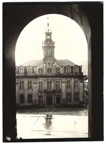 Fotografie W. Apel, Berlin, Ansicht Schwäbisch-Hall, Rathaus durch einen Fensterbogen gesehen