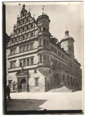 Fotografie W. Apel, Berlin, Ansicht Rothenburg ob der Tauber, Rathaus mit Vorplatz