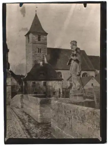 Fotografie W. Apel, Berlin, Ansicht Ornbau / Mittelfranken, Brücke mit Statue vor der Kirche