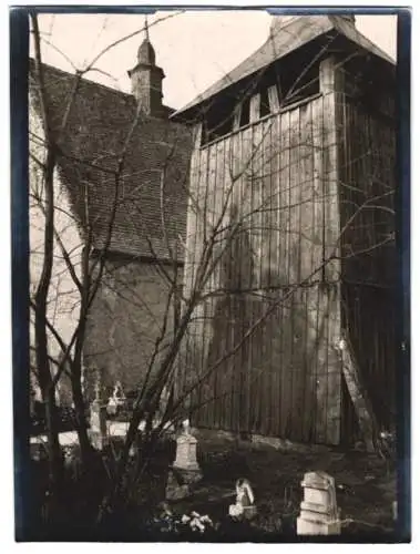 Fotografie W. Apel, Berlin, Ansicht Lauta i. Sa., St. Laurentius Kirche mit Friedhof & Grabstellen