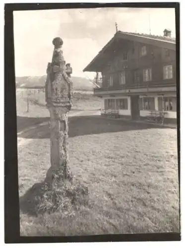 Fotografie W. Apel, Berlin, Ansicht Waakirchen, steinerne Säule vor Bauernhaus