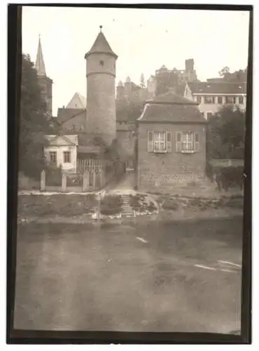 Fotografie W. Apel, Berlin, Ansicht Wertheim, Uferpartie mit Wehrturm und Blick zur Burgruine