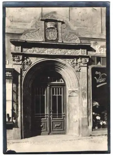 Fotografie W. Apel, Berlin, Ansicht Brandenburg / Havel, Portal neben Blumenladen