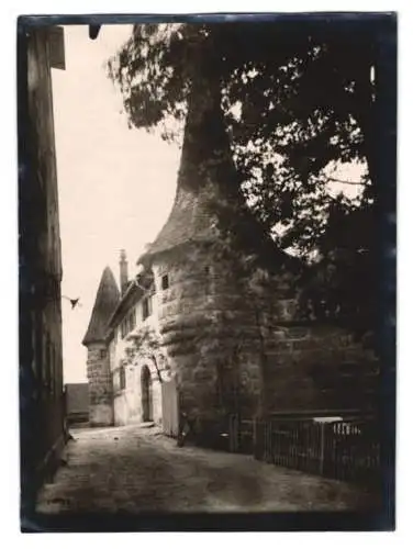 Fotografie W. Apel, Berlin, Ansicht Kraftshof, Gasse neben der Wehrkirche