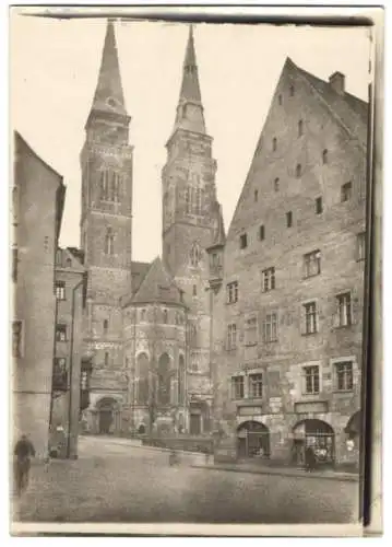 Fotografie W. Apel, Berlin, Ansicht Nürnberg, Sebalduskirche und Ladengeschäfte