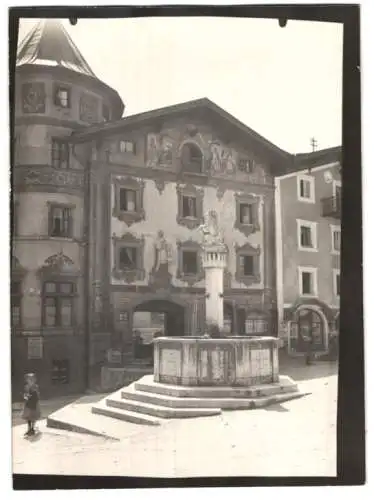 Fotografie W. Apel, Berlin, Ansicht Berchtesgaden, Brunnen vor Geschäftshaus