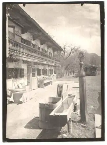 Fotografie W. Apel, Berlin, Ansicht Rottach-Egern, Viehtränke vor einem Bauernhaus