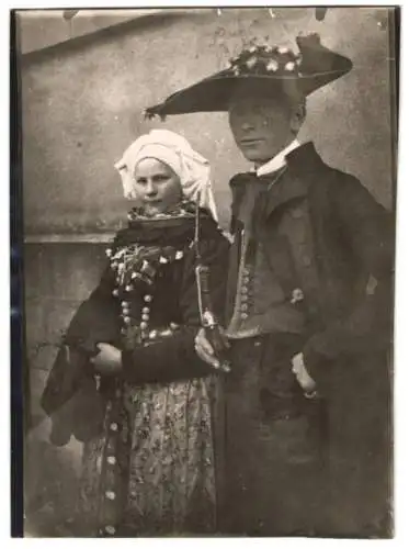 Fotografie W. Apel, Berlin, Ansicht Effeltrich, junges Paar in Tracht festlichgekleidet
