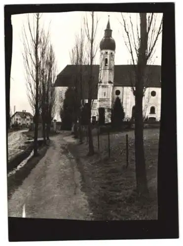 Fotografie W. Apel, Berlin, Ansicht Diessen am Ammersee, Strasse an der Kirche Mariä Himmelfahrt