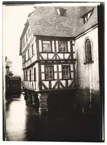 Fotografie W. Apel, Berlin, Ansicht Forchheim, Fachwerkhaus zum Teil auf Stützen in den Fluss gebaut