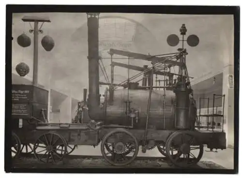 Fotografie W. Apel, Berlin, Ansicht München, Deutsches Museum, Lokomotive Dampflok Puffing Billy, Grubenbahn Nordengland