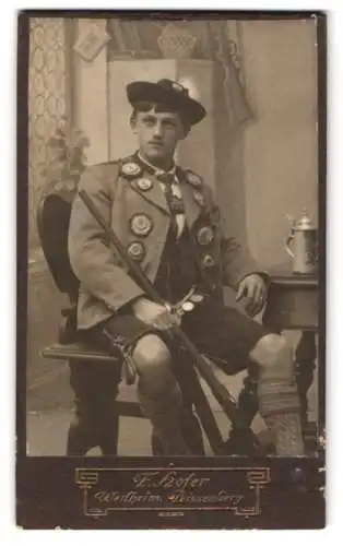 Fotografie F. Hofer, Weilheim, junger Schützenkönig mit Scheibenbüchse, Schützenkette, Tracht