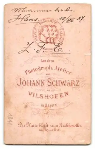 Fotografie Johann Schwarz, Vilshofen, Schützenkönig mit Schützen-Pokal und Scheibenbüchse, 1887