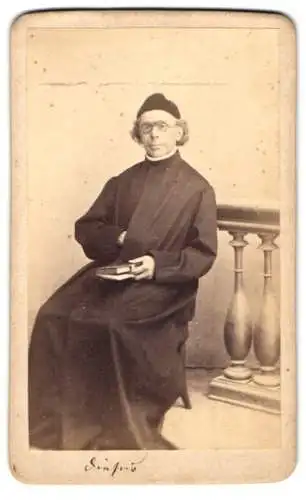Fotografie unbekannter Fotograf und Ort, Geistlicher / Pastor im Talar mit Zwickerbrille