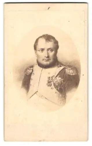 Fotografie unbekannter Fotograf und Ort, Portrait Napoleon Bonaparte I. in Uniform mit Orden, nach einem Gemälde