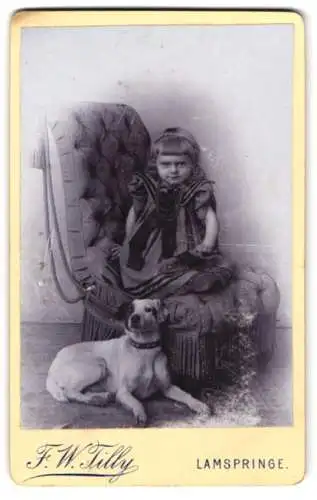 Fotografie F. W. Tilly, Lamspringe, Mädchen Mendi Gruner mit ihrem Hund im Atelier