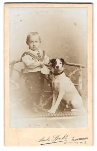 Fotografie Andr. Specht, Flensburg, Holm 12, niedlicher Knabe im Matrosenanzug mit seinem Terrier Hund