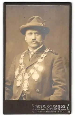 Fotografie Gebr. Strauss, München, älterer Schützenkönig mit Schützenkette in Uniform