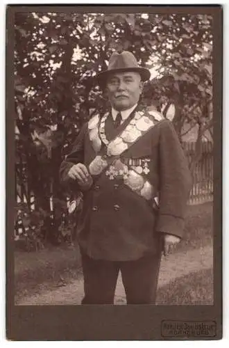 Fotografie Julius Leue, Horneburg, Schützenkönig Georg Ebert (ehm. Uffz.) mit Schützenkette und Orden