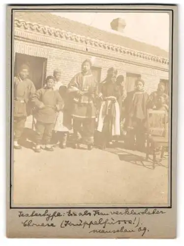 Fotografie unbekannter Fotograf, Ansicht Maoshan, Chinesin in Tracht mit Lotusschuhen, 1909