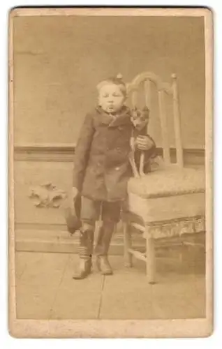 Fotografie Emil Guier, Aachen, junger Knabe umarmt seinen Hund auf einem Stuhl