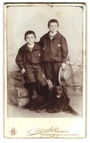 Fotografie C. Schmidt jr., Nürnberg, zwei junge Knaben in Matrosenanzügen mit ihrem Hund an der Leine