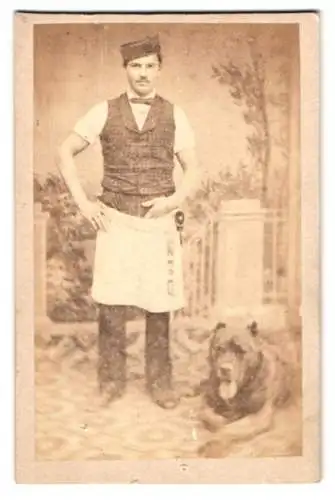 Fotografie unbekannter Fotograf und Ort, Fleischer / Metzger mit seinem Bluthund zu Füssen