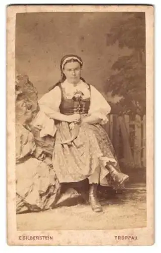 Fotografie E. Silberstein, Troppau, junge Frau in Tracht mit Sichel in der Hand, Bäuerin