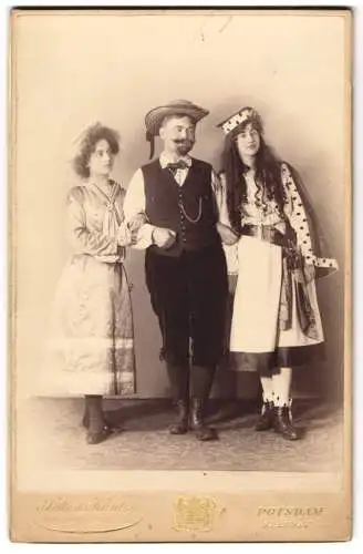 Fotografie Selle & Kuntze, Potsdam, Herr mit zwei kostümierten Damen zum Fasching, Arm in Arm
