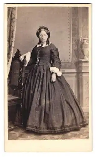 Fotografie Otto Schliepmann, Berlin, hübsche junge Dame im weiten Kleid mit Korkenzierhlocken