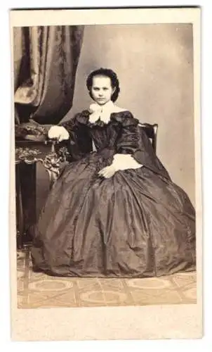 Fotografie Heinrich Elen, Quedlinburg, junges Mädchen im Reifrock Kleid mit Ohrringen