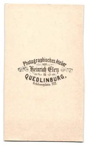 Fotografie Heinrich Elen, Quedlinburg, junges Mädchen im Reifrock Kleid mit Ohrringen
