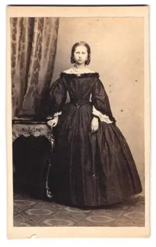 Fotografie Heinrich Elen, Quedlinburg, junges Mädchen im tailierten schulterfreien Kleid mit Perlenhalskette