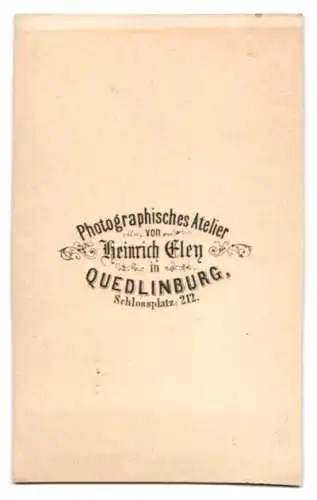 Fotografie Heinrich Elen, Quedlinburg, junges Mädchen im tailierten schulterfreien Kleid mit Perlenhalskette