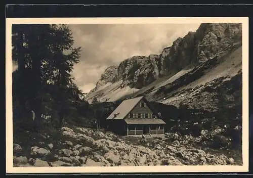 AK Koca pri Triglavskih jezerih, Berghütte gegen einen Gebirgskamm