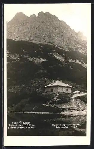 AK Bedrichovou chatou, Berghütte vor einem Felsmassiv
